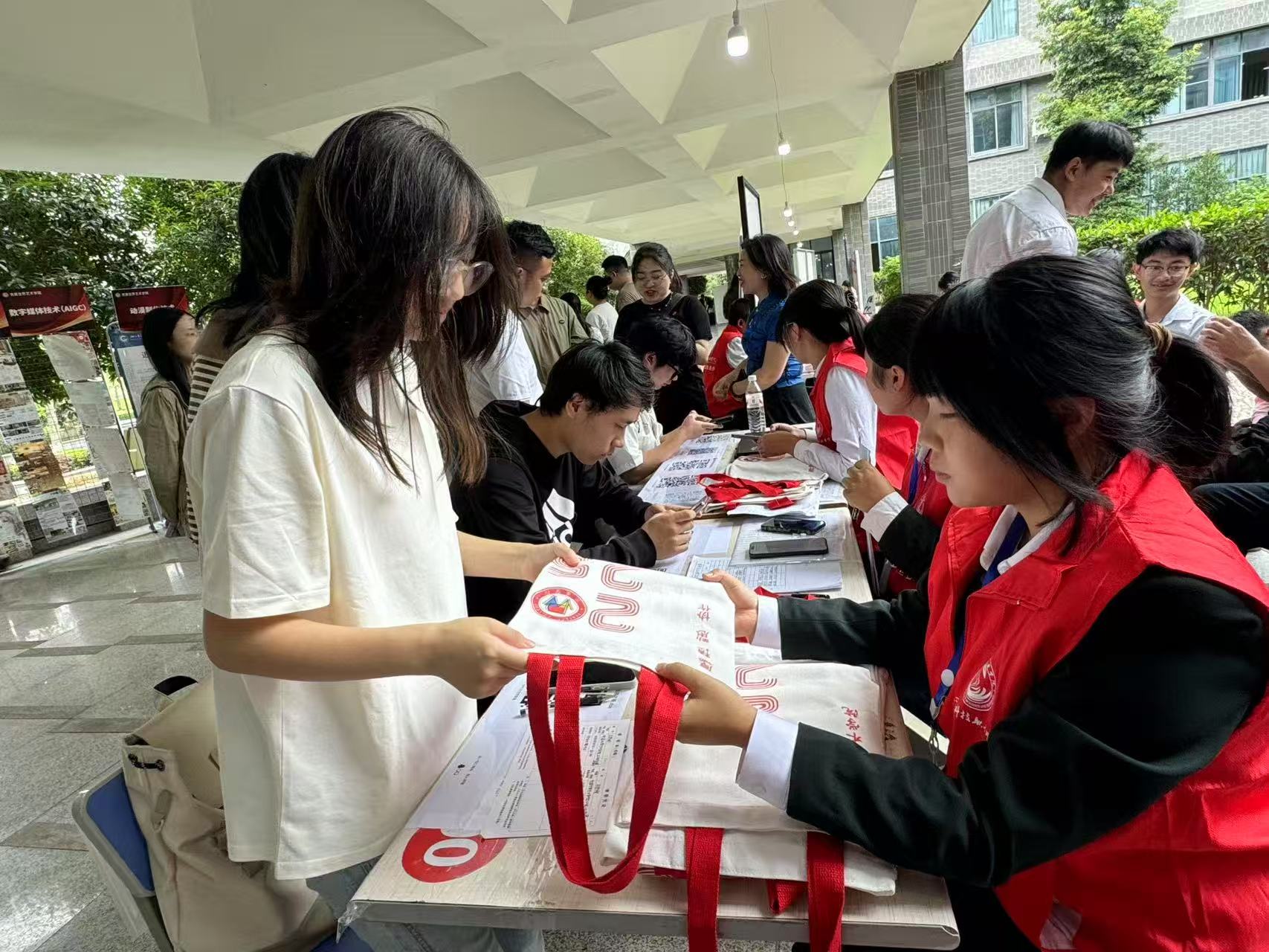 川科完美|完美世界艺术学院沉浸式迎新，让新生“艺”路暖心启航(图2)