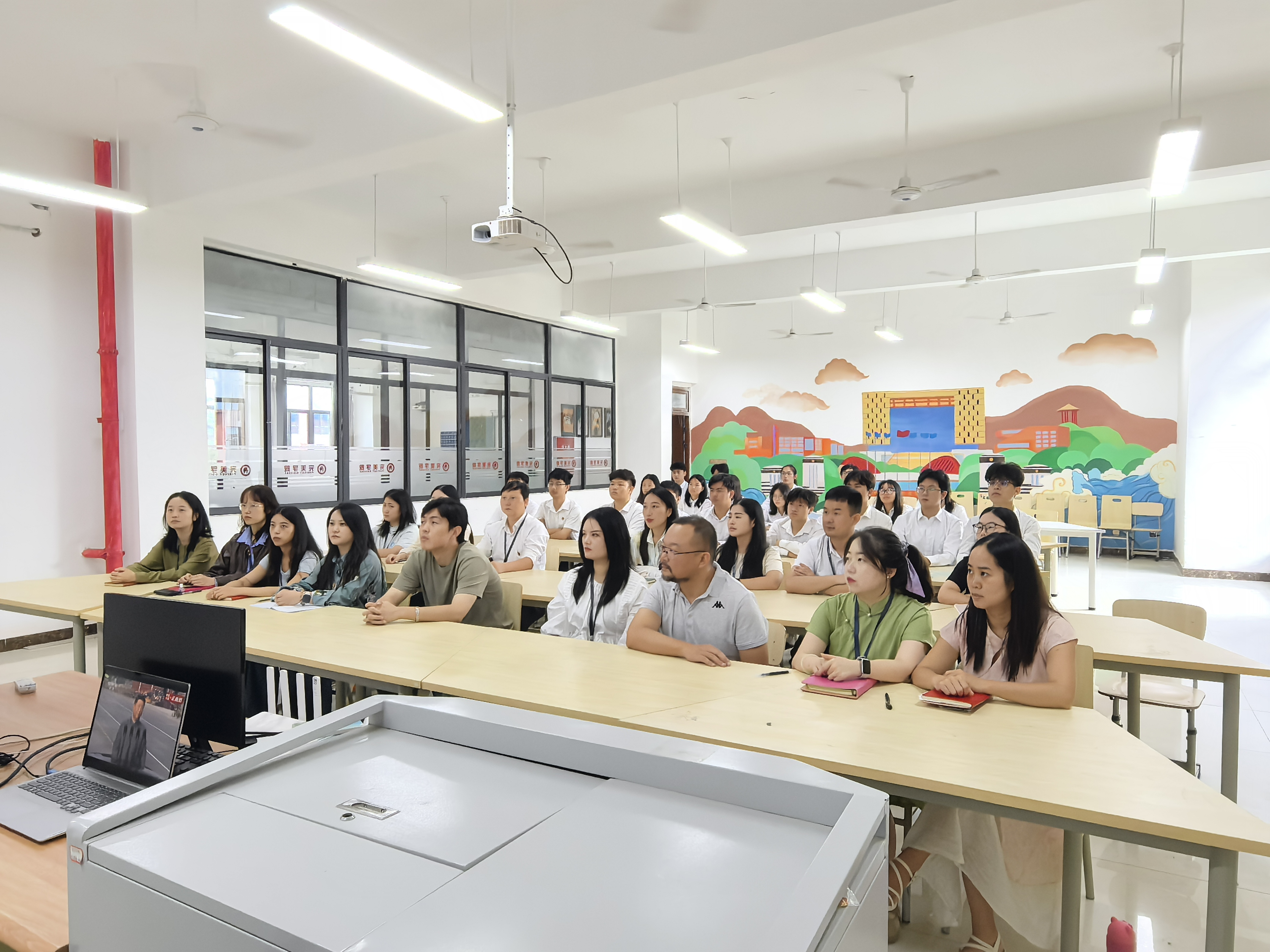 川科完美|完美世界艺术学院组织集中观看纪念中国人民抗日战争暨世界反法西斯战争胜利八十周年阅兵仪式现场直播(图2)